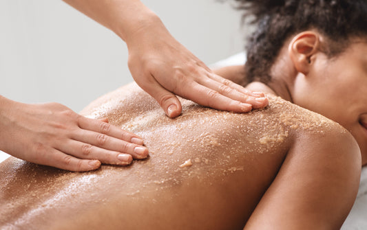 Les bienfaits de l’exfoliation au noyau d’abricot : un soin naturel pour une peau éclatante