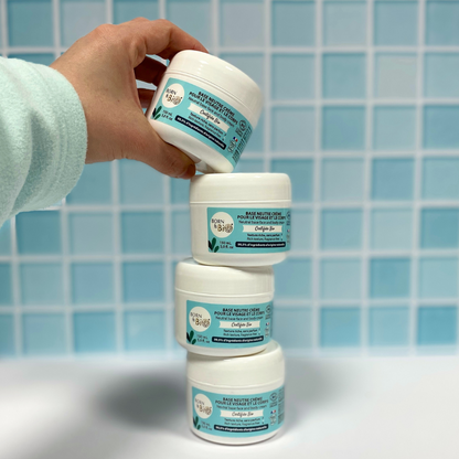 Optez pour la Crème Neutre Bio Visage & Corps de Born to Bio, une base personnalisable pour vos soins quotidiens. Sans parfum, elle respecte tous les types de peaux et peut être enrichie selon vos besoins. Parfaite pour une utilisation visage et corps, en toute simplicité.