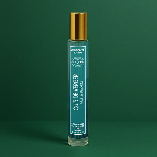 Eau de parfum Cuir de Verger Modelite Nature, flacon sur fond vert