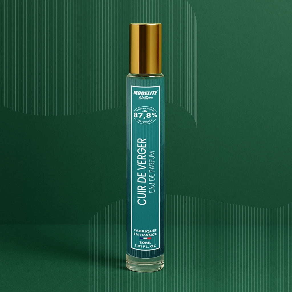 Eau de parfum Cuir de Verger Modelite Nature, flacon sur fond vert