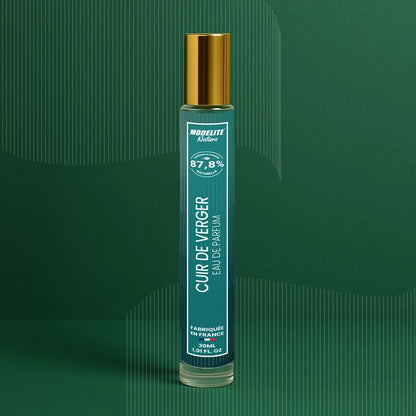 Eau de parfum Cuir de Verger Modelite Nature, flacon sur fond vert