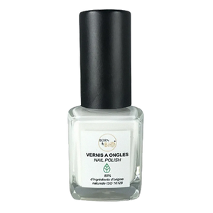 Vernis blanc naturel pour une manucure raffinée et minimaliste.